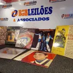 LOTE 388 - 01 LOTE COM DIVERSOS DISCOS DE VINIL. (NO ESTADO) ATENÇÃO! FAZER A VISITAÇÃO ANTES DE ARREMATAR, NÃO SABEMOS SE FUNCIONA. LEILÃO NÃO TEM GARANTIA E NEM DEVOLUÇÃO, SUJEITO A POSSÍVEIS AVARIAS VISÍVEIS/OCULTAS E/OU AUSÊNCIA DE COMPONENTES.