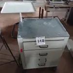 LOTE 510 - 01 GAVETEIRO DE FERRO PARA MONITOR COM 04 GAVETAS (NO ESTADO) ATENÇÃO! FAZER A VISITAÇÃO ANTES DE ARREMATAR, NÃO SABEMOS SE FUNCIONA. LEILÃO NÃO TEM GARANTIA E NEM DEVOLUÇÃO, SUJEITO A POSSÍVEIS AVARIAS VISÍVEIS/OCULTAS E/OU AUSÊNCIA DE COMPONENTES.