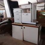 LOTE 517 - 01 ARMÁRIO BAIXO, 02 GAVETEIROS E 01 CARRINHO COM BANDEJA ELEVATÓRIA. (NO ESTADO) ATENÇÃO! FAZER A VISITAÇÃO ANTES DE ARREMATAR, NÃO SABEMOS SE FUNCIONA. LEILÃO NÃO TEM GARANTIA E NEM DEVOLUÇÃO, SUJEITO A POSSÍVEIS AVARIAS VISÍVEIS/OCULTAS E/OU AUSÊNCIA DE COMPONENTES.