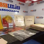 LOTE 524 - 01 LOTE COM DIVERSOS DISCOS DE VINIL. (NO ESTADO) ATENÇÃO! FAZER A VISITAÇÃO ANTES DE ARREMATAR, NÃO SABEMOS SE FUNCIONA. LEILÃO NÃO TEM GARANTIA E NEM DEVOLUÇÃO, SUJEITO A POSSÍVEIS AVARIAS VISÍVEIS/OCULTAS E/OU AUSÊNCIA DE COMPONENTES.