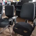 LOTE 507 - 02 CADEIRAS PARA ESCRITÓRIO NA COR PRETA. (NO ESTADO) ATENÇÃO! FAZER A VISITAÇÃO ANTES DE ARREMATAR, NÃO SABEMOS SE FUNCIONA. LEILÃO NÃO TEM GARANTIA E NEM DEVOLUÇÃO, SUJEITO A POSSÍVEIS AVARIAS VISÍVEIS/OCULTAS E/OU AUSÊNCIA DE COMPONENTES.