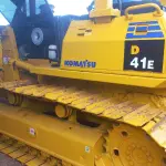 LOTE 566 - 01 TRATOR DE ESTEIRA KOMATSU D41 ANO 2007, 4.300 HORAS FUNCIONA TUDO. (NO ESTADO)(RETIRADA EM GOIÂNIA)(AGENDAR VISTORIA EM GOIÂNIA¨. 61-98153-0503 JÚNIOR)