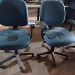 LOTE 505 - 02 CADEIRAS PARA ESCRITÓRIO COM BASE GIRATÓRIA NA COR AZUL. (NO ESTADO) ATENÇÃO! FAZER A VISITAÇÃO ANTES DE ARREMATAR, NÃO SABEMOS SE FUNCIONA. LEILÃO NÃO TEM GARANTIA E NEM DEVOLUÇÃO, SUJEITO A POSSÍVEIS AVARIAS VISÍVEIS/OCULTAS E/OU AUSÊNCIA DE COMPONENTES.