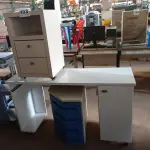 LOTE 493 - 01 MESA PARA COMPUTADOR, 01 GAVETEIRO COM 03 PORTAS E 01 GAVETEIRO COM 02 PORTAS. (NO ESTADO) ATENÇÃO! FAZER A VISITAÇÃO ANTES DE ARREMATAR, NÃO SABEMOS SE FUNCIONA. LEILÃO NÃO TEM GARANTIA E NEM DEVOLUÇÃO, SUJEITO A POSSÍVEIS AVARIAS VISÍVEIS/OCULTAS E/OU AUSÊNCIA DE COMPONENTES.