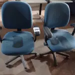 LOTE 505 - 02 CADEIRAS PARA ESCRITÓRIO COM BASE GIRATÓRIA NA COR AZUL. (NO ESTADO) ATENÇÃO! FAZER A VISITAÇÃO ANTES DE ARREMATAR, NÃO SABEMOS SE FUNCIONA. LEILÃO NÃO TEM GARANTIA E NEM DEVOLUÇÃO, SUJEITO A POSSÍVEIS AVARIAS VISÍVEIS/OCULTAS E/OU AUSÊNCIA DE COMPONENTES.