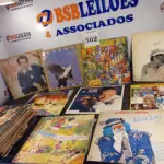 LOTE 502 - 01 LOTE COM DIVERSOS DISCOS DE VINIL. (NO ESTADO) ATENÇÃO! FAZER A VISITAÇÃO ANTES DE ARREMATAR, NÃO SABEMOS SE FUNCIONA. LEILÃO NÃO TEM GARANTIA E NEM DEVOLUÇÃO, SUJEITO A POSSÍVEIS AVARIAS VISÍVEIS/OCULTAS E/OU AUSÊNCIA DE COMPONENTES.