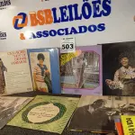 LOTE 503 - 01 LOTE COM DIVERSOS DISCOS DE VINIL. (NO ESTADO) ATENÇÃO! FAZER A VISITAÇÃO ANTES DE ARREMATAR, NÃO SABEMOS SE FUNCIONA. LEILÃO NÃO TEM GARANTIA E NEM DEVOLUÇÃO, SUJEITO A POSSÍVEIS AVARIAS VISÍVEIS/OCULTAS E/OU AUSÊNCIA DE COMPONENTES.