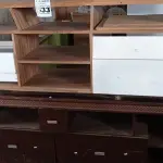 LOTE 533 - 02 RACK’S BAIXOS EM MADEIRA COM RODINHAS. (NO ESTADO) ATENÇÃO! FAZER A VISITAÇÃO ANTES DE ARREMATAR, NÃO SABEMOS SE FUNCIONA. LEILÃO NÃO TEM GARANTIA E NEM DEVOLUÇÃO, SUJEITO A POSSÍVEIS AVARIAS VISÍVEIS/OCULTAS E/OU AUSÊNCIA DE COMPONENTES.