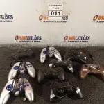 LOTE 011 - 01 LOTE COM VÁRIOS CONTROLES PARA VIDEOGAME MARCAS E MODELOS DIVERSOS. (NO ESTADO) ATENÇÃO! FAZER A VISITAÇÃO ANTES DE ARREMATAR, NÃO SABEMOS SE FUNCIONA. LEILÃO NÃO TEM GARANTIA E NEM DEVOLUÇÃO, SUJEITO A POSSÍVEIS AVARIAS VISÍVEIS/OCULTAS E/OU AUSÊNCIA DE COMPONENTES.