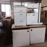 LOTE 517 - 01 ARMÁRIO BAIXO, 02 GAVETEIROS E 01 CARRINHO COM BANDEJA ELEVATÓRIA. (NO ESTADO) ATENÇÃO! FAZER A VISITAÇÃO ANTES DE ARREMATAR, NÃO SABEMOS SE FUNCIONA. LEILÃO NÃO TEM GARANTIA E NEM DEVOLUÇÃO, SUJEITO A POSSÍVEIS AVARIAS VISÍVEIS/OCULTAS E/OU AUSÊNCIA DE COMPONENTES.