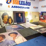 LOTE 522 - 01 LOTE COM DIVERSOS DISCOS DE VINIL. (NO ESTADO) ATENÇÃO! FAZER A VISITAÇÃO ANTES DE ARREMATAR, NÃO SABEMOS SE FUNCIONA. LEILÃO NÃO TEM GARANTIA E NEM DEVOLUÇÃO, SUJEITO A POSSÍVEIS AVARIAS VISÍVEIS/OCULTAS E/OU AUSÊNCIA DE COMPONENTES.