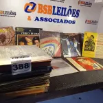 LOTE 388 - 01 LOTE COM DIVERSOS DISCOS DE VINIL. (NO ESTADO) ATENÇÃO! FAZER A VISITAÇÃO ANTES DE ARREMATAR, NÃO SABEMOS SE FUNCIONA. LEILÃO NÃO TEM GARANTIA E NEM DEVOLUÇÃO, SUJEITO A POSSÍVEIS AVARIAS VISÍVEIS/OCULTAS E/OU AUSÊNCIA DE COMPONENTES.