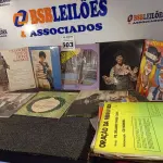 LOTE 503 - 01 LOTE COM DIVERSOS DISCOS DE VINIL. (NO ESTADO) ATENÇÃO! FAZER A VISITAÇÃO ANTES DE ARREMATAR, NÃO SABEMOS SE FUNCIONA. LEILÃO NÃO TEM GARANTIA E NEM DEVOLUÇÃO, SUJEITO A POSSÍVEIS AVARIAS VISÍVEIS/OCULTAS E/OU AUSÊNCIA DE COMPONENTES.
