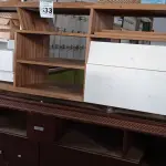 LOTE 533 - 02 RACK’S BAIXOS EM MADEIRA COM RODINHAS. (NO ESTADO) ATENÇÃO! FAZER A VISITAÇÃO ANTES DE ARREMATAR, NÃO SABEMOS SE FUNCIONA. LEILÃO NÃO TEM GARANTIA E NEM DEVOLUÇÃO, SUJEITO A POSSÍVEIS AVARIAS VISÍVEIS/OCULTAS E/OU AUSÊNCIA DE COMPONENTES.