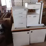 LOTE 517 - 01 ARMÁRIO BAIXO, 02 GAVETEIROS E 01 CARRINHO COM BANDEJA ELEVATÓRIA. (NO ESTADO) ATENÇÃO! FAZER A VISITAÇÃO ANTES DE ARREMATAR, NÃO SABEMOS SE FUNCIONA. LEILÃO NÃO TEM GARANTIA E NEM DEVOLUÇÃO, SUJEITO A POSSÍVEIS AVARIAS VISÍVEIS/OCULTAS E/OU AUSÊNCIA DE COMPONENTES.