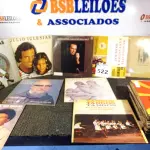 LOTE 522 - 01 LOTE COM DIVERSOS DISCOS DE VINIL. (NO ESTADO) ATENÇÃO! FAZER A VISITAÇÃO ANTES DE ARREMATAR, NÃO SABEMOS SE FUNCIONA. LEILÃO NÃO TEM GARANTIA E NEM DEVOLUÇÃO, SUJEITO A POSSÍVEIS AVARIAS VISÍVEIS/OCULTAS E/OU AUSÊNCIA DE COMPONENTES.
