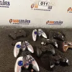 LOTE 011 - 01 LOTE COM VÁRIOS CONTROLES PARA VIDEOGAME MARCAS E MODELOS DIVERSOS. (NO ESTADO) ATENÇÃO! FAZER A VISITAÇÃO ANTES DE ARREMATAR, NÃO SABEMOS SE FUNCIONA. LEILÃO NÃO TEM GARANTIA E NEM DEVOLUÇÃO, SUJEITO A POSSÍVEIS AVARIAS VISÍVEIS/OCULTAS E/OU AUSÊNCIA DE COMPONENTES.