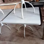 LOTE 044 - 03 MESAS COM TAMPO DE MADEIRAS E PÉS DE FERRO MEDINDO 90CMX90CM. (NO ESTADO, NÃO SABEMOS SE FUNCIONA. LEILÃO NÃO TEM GARANTIA E NEM DEVOLUÇÃO).