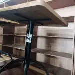 LOTE 070 - 02 MESAS COM TAMPO DE MADEIRA E PÉS DE FERRO MEDINDO 70CMX70CM. (NO ESTADO, NÃO SABEMOS SE FUNCIONA. LEILÃO NÃO TEM GARANTIA E NEM DEVOLUÇÃO).