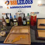 LOTE 015 - 01 LOTE COM GARRAFAS PARA DECORAÇÃO, CAIXA CLIMATIZADA PARA CHARUTOS (NO ESTADO, NÃO SABEMOS SE FUNCIONA. LEILÃO NÃO TEM GARANTIA E NEM DEVOLUÇÃO).