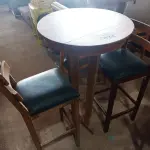 LOTE 034 - 01 MESA BISTRÔ EM MADEIRA COM 02 BANQUETAS E ACENTO ESTOFADO. (NO ESTADO, NÃO SABEMOS SE FUNCIONA. LEILÃO NÃO TEM GARANTIA E NEM DEVOLUÇÃO).
