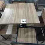 LOTE 065 - 01 CONJUNTO DE MESA COM TAMPO EM MADEIRA E PÉS DE FERRO COM 04 CADEIRAS MEDINDO 80CMX80CM. (NO ESTADO, NÃO SABEMOS SE FUNCIONA. LEILÃO NÃO TEM GARANTIA E NEM DEVOLUÇÃO).