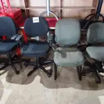 LOTE 088 - 04 CADEIRAS GIRATÓRIAS PARA ESCRITÓRIO. (NO ESTADO, NÃO SABEMOS SE FUNCIONA. LEILÃO NÃO TEM GARANTIA E NEM DEVOLUÇÃO).