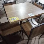 LOTE 063 - 01 CONJUNTO DE MESA COM TAMPO EM MADEIRA E PÉS DE FERRO COM 04 CADEIRAS MEDINDO 80CMX80CM. (NO ESTADO, NÃO SABEMOS SE FUNCIONA. LEILÃO NÃO TEM GARANTIA E NEM DEVOLUÇÃO).