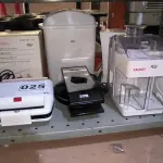 LOTE 025 - 01 LOTE COM CREPEIRA, TORRADEIRA, PROCESSADOR DE ALIMENTOS E SANDUICHEIRA (NO ESTADO, NÃO SABEMOS SE FUNCIONA. LEILÃO NÃO TEM GARANTIA E NEM DEVOLUÇÃO).