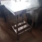 LOTE 099 - 01 MESA COM PANELEIRO 60CMX60CM EM AÇO INOX 304. (NO ESTADO, NÃO SABEMOS SE FUNCIONA. LEILÃO NÃO TEM GARANTIA E NEM DEVOLUÇÃO).