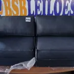 LOTE 099 - 02 SOFÁS DE CANTO NA COR CINZA ESCURO (NO ESTADO, NÃO SABEMOS SE FUNCIONA. LEILÃO NÃO TEM GARANTIA E NEM DEVOLUÇÃO).