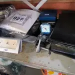 LOTE 027 - 01 LOTE COM SECADORES DE CABELO , FERRO DE PASSAR ROUPAR E RELÓGIOS (NO ESTADO, NÃO SABEMOS SE FUNCIONA. LEILÃO NÃO TEM GARANTIA E NEM DEVOLUÇÃO).