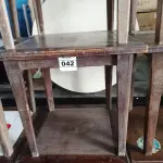 LOTE 042 - 04 MESAS DE MADEIRA MEDINDO 80CMX80CM. (NO ESTADO, NÃO SABEMOS SE FUNCIONA. LEILÃO NÃO TEM GARANTIA E NEM DEVOLUÇÃO).