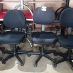 LOTE 078 - 04 CADEIRAS GIRATÓRIAS PARA ESCRITÓRIO. (NO ESTADO, NÃO SABEMOS SE FUNCIONA. LEILÃO NÃO TEM GARANTIA E NEM DEVOLUÇÃO).