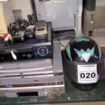 LOTE 020 - 01 LOTE COM APARELHOS DE DVD DIVERSOS, ESTABILIZADOR DE ENERGIA E CAPACETE PARA MOTO (NO ESTADO, NÃO SABEMOS SE FUNCIONA. LEILÃO NÃO TEM GARANTIA E NEM DEVOLUÇÃO).