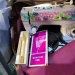 LOTE 013 - 01 MÁQUINA DE COSTURA SINGER COM MANUAL (NO ESTADO, NÃO SABEMOS SE FUNCIONA. LEILÃO NÃO TEM GARANTIA E NEM DEVOLUÇÃO).