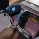LOTE 085 - 02 CADEIRAS GIRATÓRIAS COR MARROM (NO ESTADO, NÃO SABEMOS SE FUNCIONA. LEILÃO NÃO TEM GARANTIA E NEM DEVOLUÇÃO).