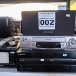 LOTE 002 - 01 LOTE COM DVD PIONNER, VSH SEMP , TELEVISÃO ANTIGA E CAIXA DE SOM PIONNER (NO ESTADO, NÃO SABEMOS SE FUNCIONA. LEILÃO NÃO TEM GARANTIA E NEM DEVOLUÇÃO). 