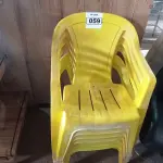 LOTE 059 - 06 CADEIRAS DE PLÁSTICO NA COR AMARELA. (NO ESTADO, NÃO SABEMOS SE FUNCIONA. LEILÃO NÃO TEM GARANTIA E NEM DEVOLUÇÃO).