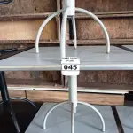 LOTE 045 - 03 MESAS COM TAMPO DE MADEIRAS E PÉS DE FERRO MEDINDO 90CMX90CM. (NO ESTADO, NÃO SABEMOS SE FUNCIONA. LEILÃO NÃO TEM GARANTIA E NEM DEVOLUÇÃO).