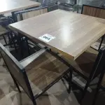 LOTE 064 - 01 CONJUNTO DE MESA COM TAMPO EM MADEIRA E PÉS DE FERRO COM 04 CADEIRAS MEDINDO 80CMX80CM. (NO ESTADO, NÃO SABEMOS SE FUNCIONA. LEILÃO NÃO TEM GARANTIA E NEM DEVOLUÇÃO).