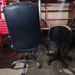LOTE 084 - 02 CADEIRAS GIRATÓRIAS PARA ESCRITÓRIO, SENDO 01 PRESIDENTE COM AVARIAS. (NO ESTADO, NÃO SABEMOS SE FUNCIONA. LEILÃO NÃO TEM GARANTIA E NEM DEVOLUÇÃO).