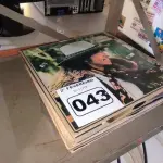LOTE 043 - 01 LOTE COM DISCOS EM VINIL DIVERSOS (NO ESTADO, NÃO SABEMOS SE FUNCIONA. LEILÃO NÃO TEM GARANTIA E NEM DEVOLUÇÃO).