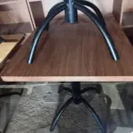 LOTE 069 - 02 MESAS COM TAMPO DE MADEIRA E PÉS DE FERRO MEDINDO 70CMX70CM. (NO ESTADO, NÃO SABEMOS SE FUNCIONA. LEILÃO NÃO TEM GARANTIA E NEM DEVOLUÇÃO).