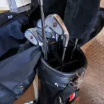 LOTE 080 - 01 CARRINHO DE GOLFE COM BOLSA TNT  DE TRANSPORTE ,12 TACOS DIVERSOS  E BOLAS (NO ESTADO, NÃO SABEMOS SE FUNCIONA. LEILÃO NÃO TEM GARANTIA E NEM DEVOLUÇÃO).