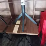 LOTE 067 - 02 MESAS COM TAMPO DE MADEIRA E PÉS DE FERRO MEDINDO 70CMX70CM. (NO ESTADO, NÃO SABEMOS SE FUNCIONA. LEILÃO NÃO TEM GARANTIA E NEM DEVOLUÇÃO).