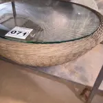 LOTE 071 - 01 MESA DE CENTRO COM VIDRO (NO ESTADO, NÃO SABEMOS SE FUNCIONA. LEILÃO NÃO TEM GARANTIA E NEM DEVOLUÇÃO).