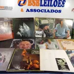 LOTE 043 - 01 LOTE COM DISCOS EM VINIL DIVERSOS (NO ESTADO, NÃO SABEMOS SE FUNCIONA. LEILÃO NÃO TEM GARANTIA E NEM DEVOLUÇÃO).