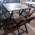 LOTE 094 - 01 MESA DE MADEIRA DOBRÁVEL COM 04 CADEIRAS. (NO ESTADO, NÃO SABEMOS SE FUNCIONA. LEILÃO NÃO TEM GARANTIA E NEM DEVOLUÇÃO).