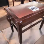 LOTE 069 - 01 BANCO EM MADEIRA PARA PIANISTA (NO ESTADO, NÃO SABEMOS SE FUNCIONA. LEILÃO NÃO TEM GARANTIA E NEM DEVOLUÇÃO).